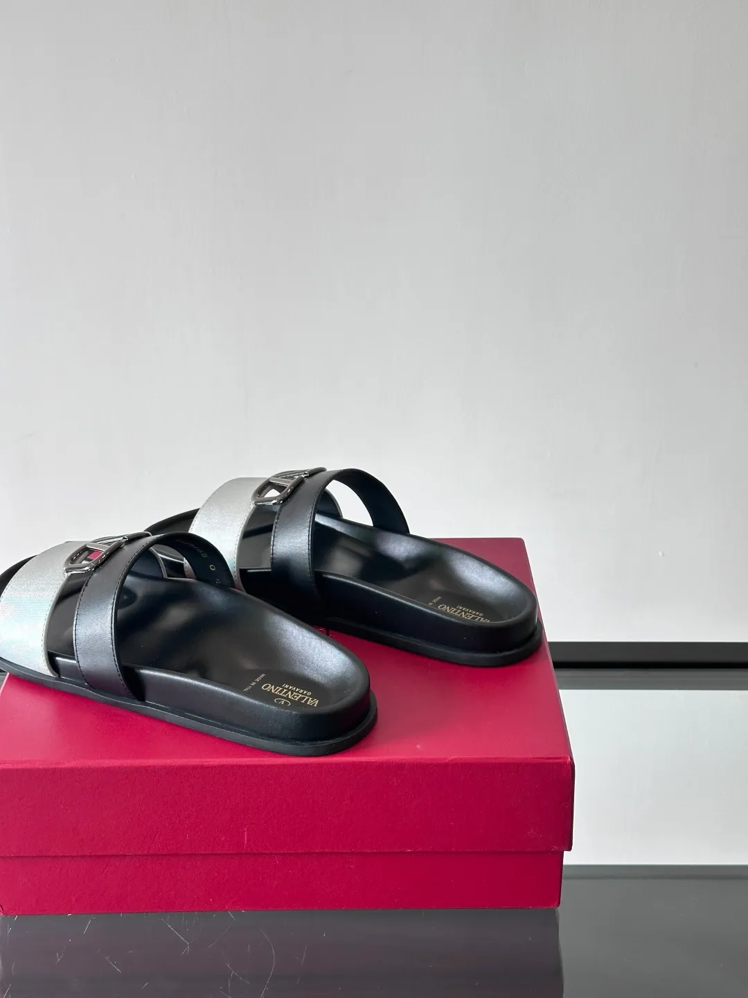 Men's shoes 💰p320 "VALENTINO" Valentino Men's 🧍‍♂️ Spring and summer new style metal rivet flat slippers, elegant sandals, the same style worn by celebrities, original molding, imported calfskin. Rubber outsole. Soft and durable, full set of counter packaging size: 39-44 (customized at 38.45.46)